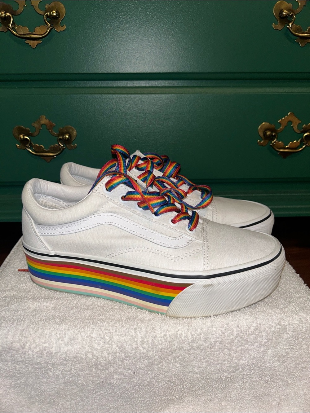 Vans Kids White Canvas Sneakers with Rainbow Laces and Rainbow Platform